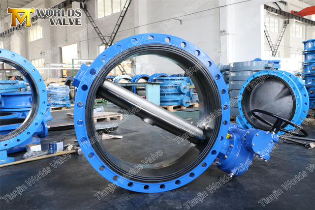 Stora vatten dubbelflänsade fjärilsventiler med växellåda